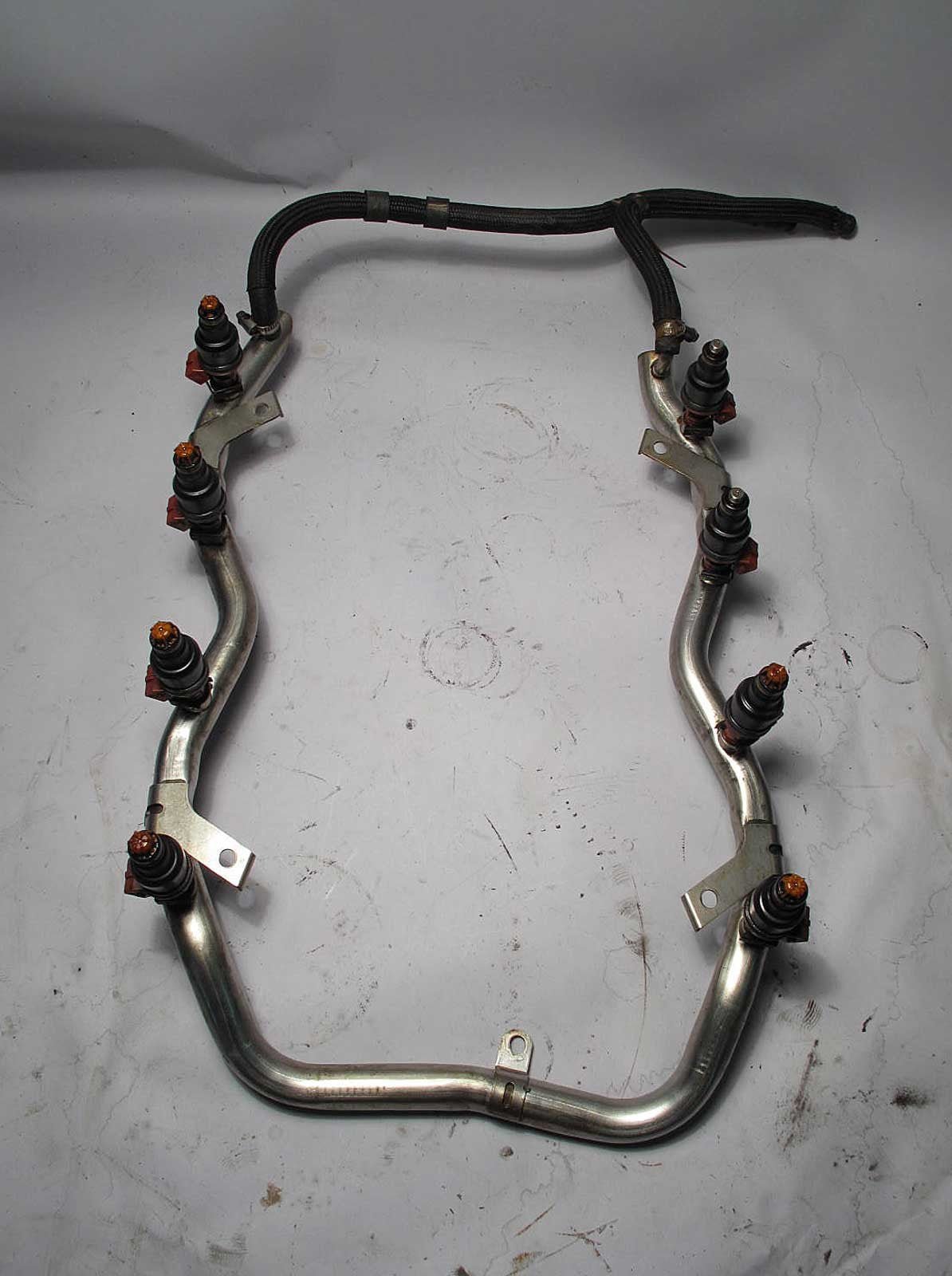 BMW E38 7-Series 740i 740iL V8 Fuel Rail Tube and Injectors 1997-1998 USED OEM