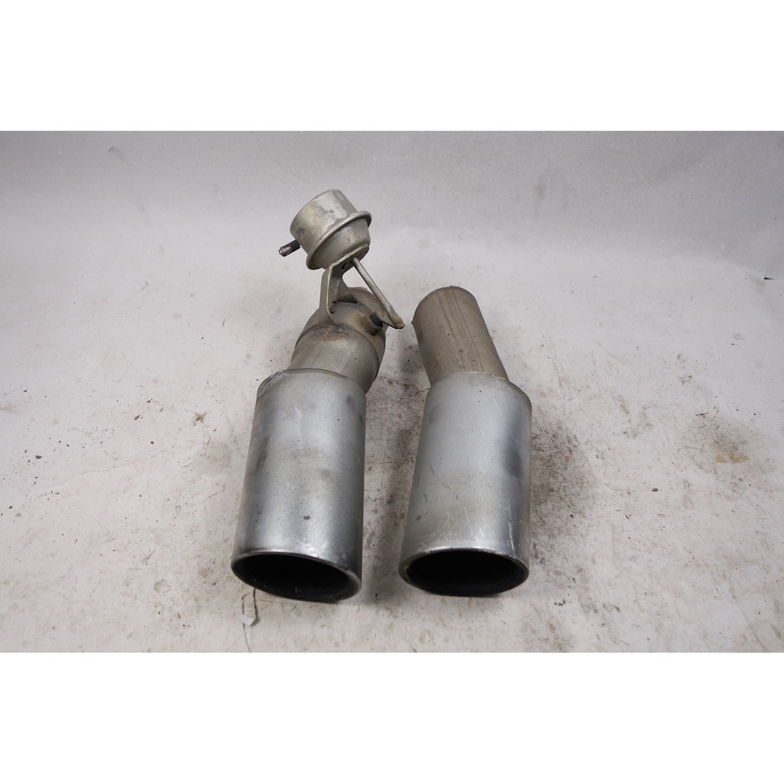 2007-2010 BMW E90 335i 335xi N54 Factory Rear Exhaust Muffler Tips w Valve OEM