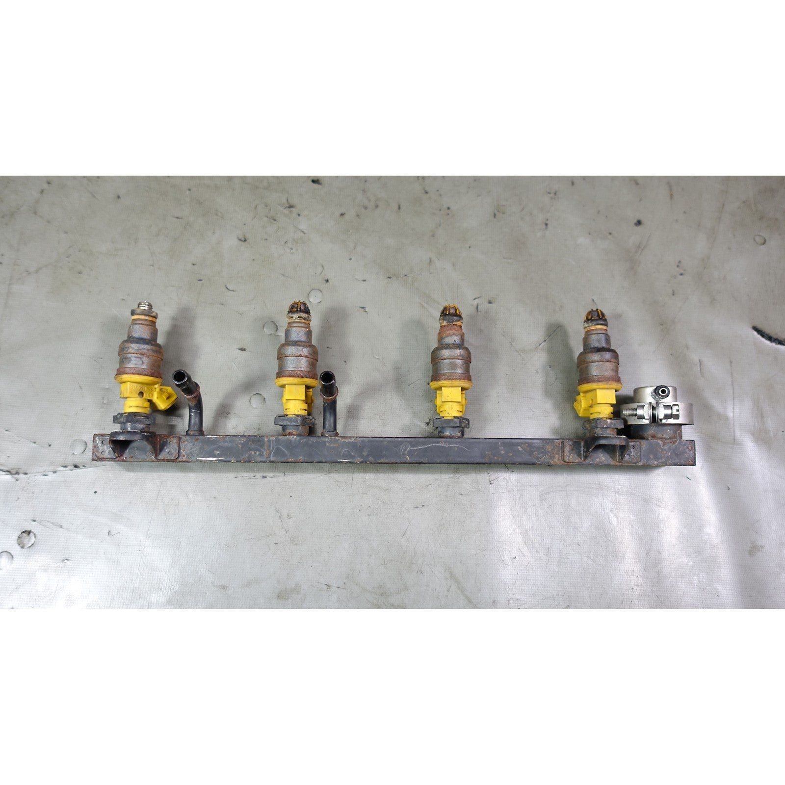 Damaged 1991-1992 BMW 318 M42 1.8L 4-Cyl Fuel Delivery Rail with Injectors OEM